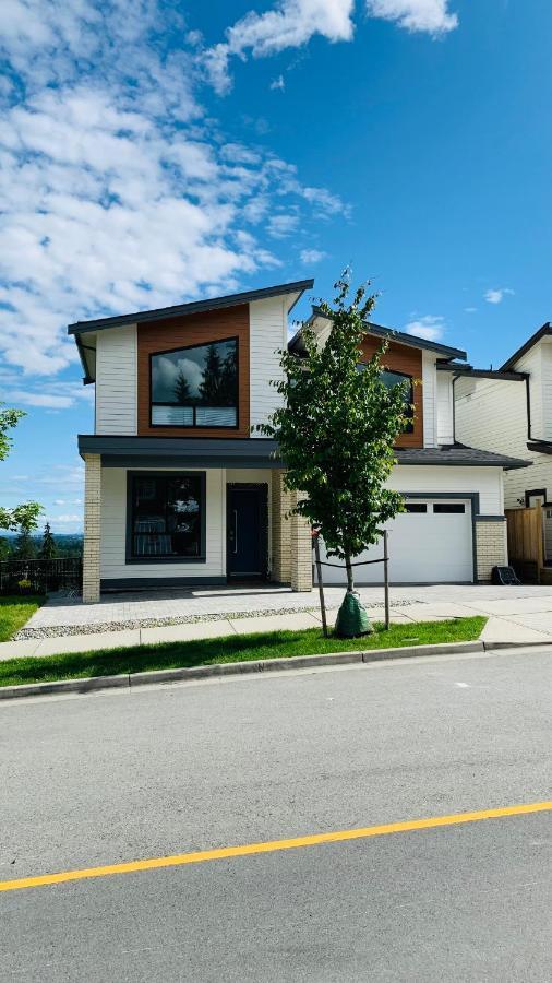 Baycrestone Apartment Coquitlam Bagian luar foto