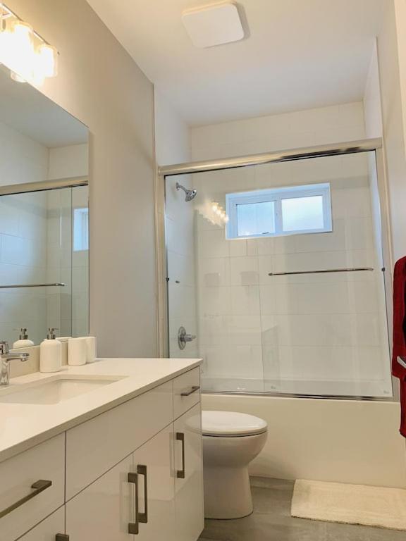 Baycrestone Apartment Coquitlam Bagian luar foto